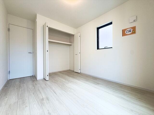 間取り図左下5.2帖洋室:各部屋収納を設けているのですっきりと片付いた室内を保てそうですね。