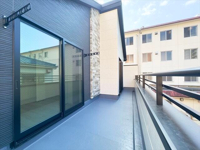 バルコニー:横幅のあるバルコニーはベンチを置いて、憩いの場としても活躍しそうです。
