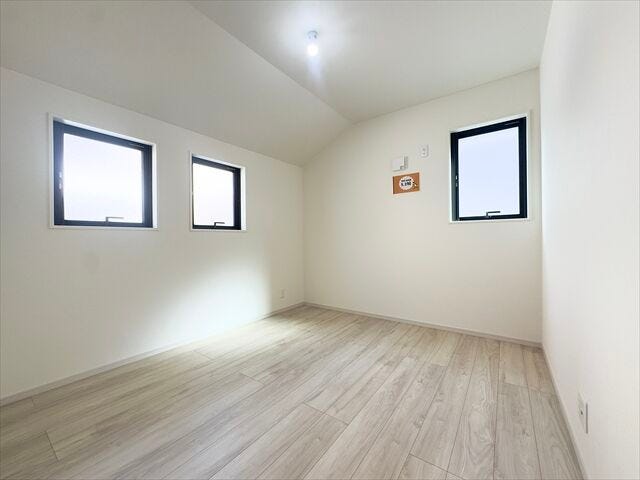 間取り図右上5.2帖洋室:2面採光なので日当たり、風通しともに良好です。写真には写っていませんが、収納があるのでお洋服などすっきりと片付けることができます。