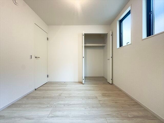 間取り図右下5.2帖洋室:収納スペースがあるのでコンパクトなお部屋ですがスッキリと片付けることができ、お部屋を広くお使いいただけます。