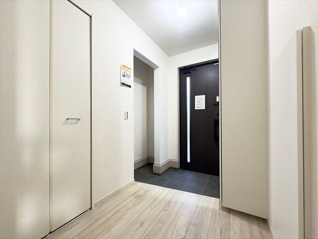 玄関:廊下と玄関ホールの段差があまりなく、小さなお子様もご年配の方にも出入りのしやすい玄関。玄関ドアから明るい光の入る玄関スペースです。