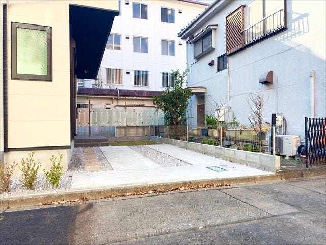 駐車場:舗装された駐車場です。1台停めていただくことが出来ます。