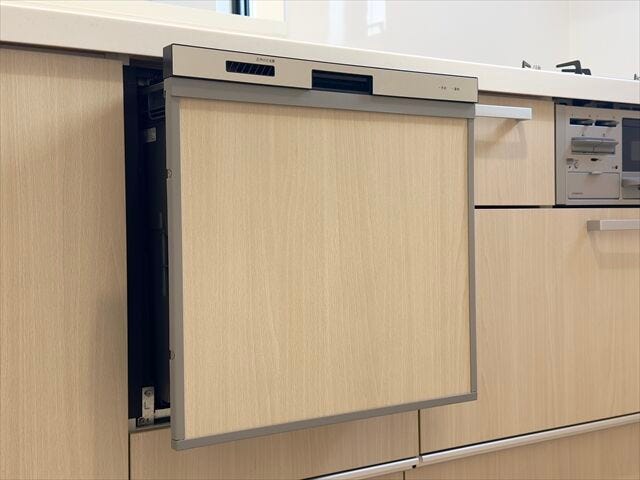 キッチン:食洗機がついているので時短にもなり、手荒れも防げそうですね。