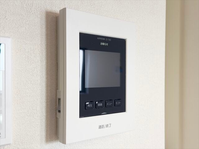 モニター付きインターホン:訪問者の顔を確認できるので防犯の効果が高まり暮らしに安心を与えてくれます。