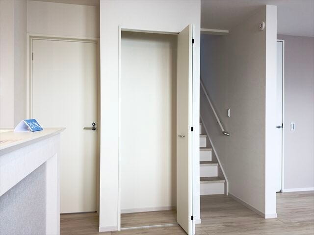 リビング(収納):キッチン横にあるリビング収納です。便利グッズを使って、空間を有効活用して収納スペースをさらに増やすことができそうです。