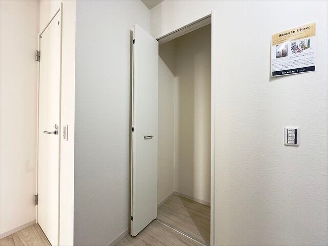 廊下収納:掃除道具やストックの収納に便利です。