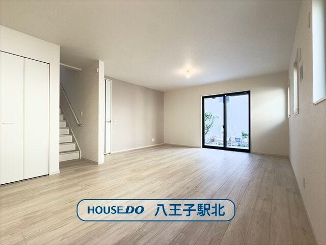 【リビング】
リビング:2面採光なので日当たりがいいのはもちろん、風通しも良好なのでご家族憩いの場のリビングが気持ちの良い空間になっています。