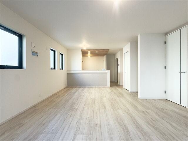 リビング:優しい色合いのフローリングはどんな家具とも相性が良いですね。家族のくつろぎの空間になりそうです。