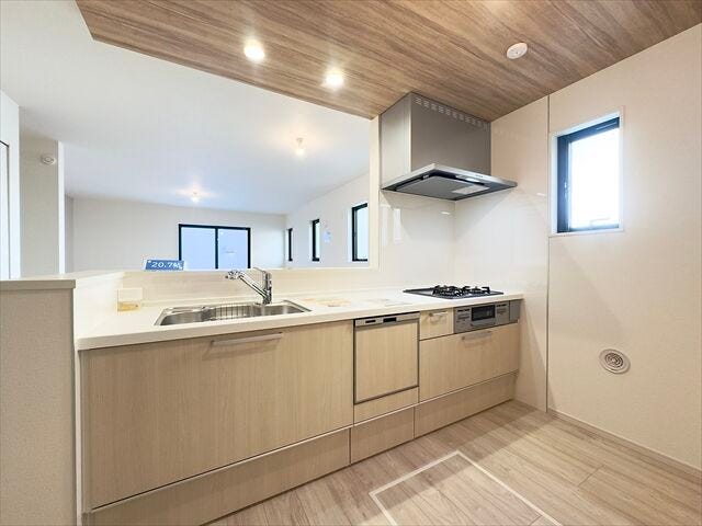 キッチン:カウンターキッチンでリビングを見渡せます。窓があるので換気がしっかりできるのはもちろん、家事の合間に窓を開けて休憩もできますね。