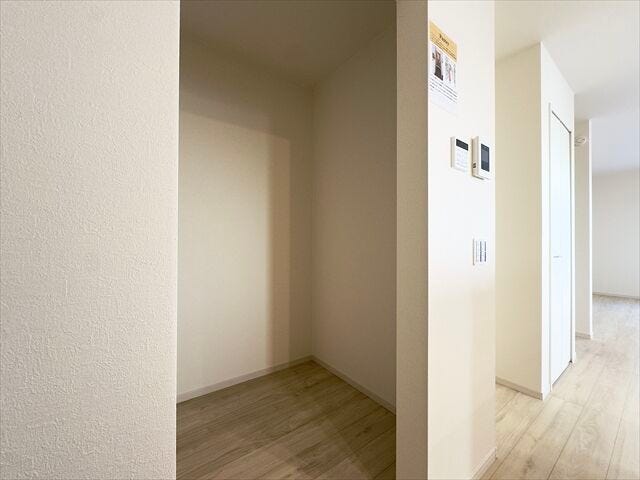 パントリー:キッチンからすぐ届く位置にパントリーが設けてあります。食器や食用品のストックなどを入れておけるので重宝します♪