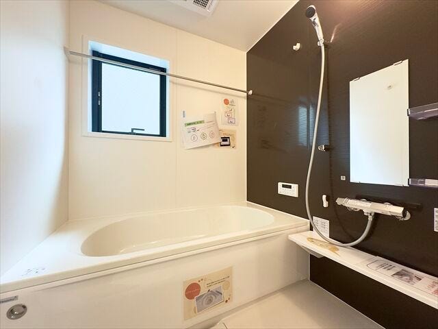 浴室:足を伸ばせるお風呂♪毎日の疲れを癒したり、お子様との会話ができるのは広いバスタブならではですね!