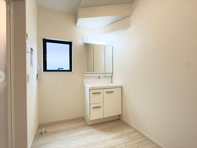 洗面所:洗濯機置き場の上には窓があり、こもりがちな湿気もしっかり換気することができます。洗面台の下や三面鏡の裏には収納がありすっきりと片付けることができます。