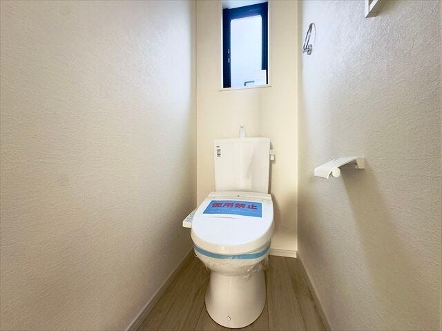 トイレ:白を基調としたシンプルな壁紙のトイレになります。2階にも設置されているのでお部屋からの移動も短縮できますね。