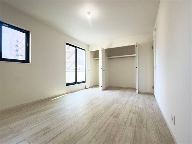 8.7帖洋室:バルコニーにつづく大きめの窓からたっぷりと日差しが入ります。パイプハンガー付きの収納があるのですぐにお洋服をかけることができます。