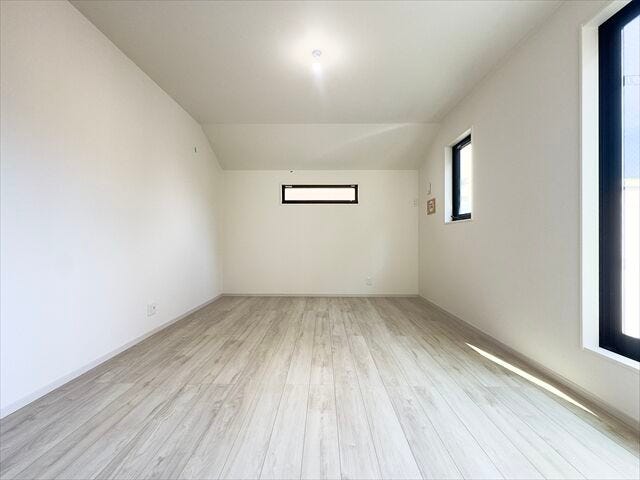 8.7帖洋室:2面採光なので日当たり、風通しともに良好です。北側のお部屋は優しい日差しが入るのでゆったりと読書などを楽しむことができそうです。