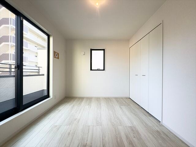 6帖洋室:バルコニーへ出入りのできる洋室。大型の寝具なども直接バルコニーで干すこともできますね。