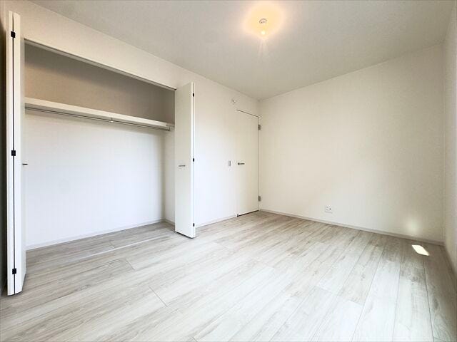 6帖洋室:収納がしっかりあるので、お部屋を広くお使いただけます。小物なども収納できるのでレイアウトも楽しむことができそうです。