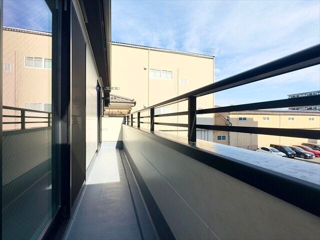 バルコニー:広めなのでたくさんのお洗濯も一度に干すことができそうです。