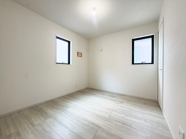 間取り図南側5.2帖洋室:2面採光なので日当たり、風通しともに良好です。写真には写っていませんが、収納があるのでお洋服などすっきりと片付けることができます。