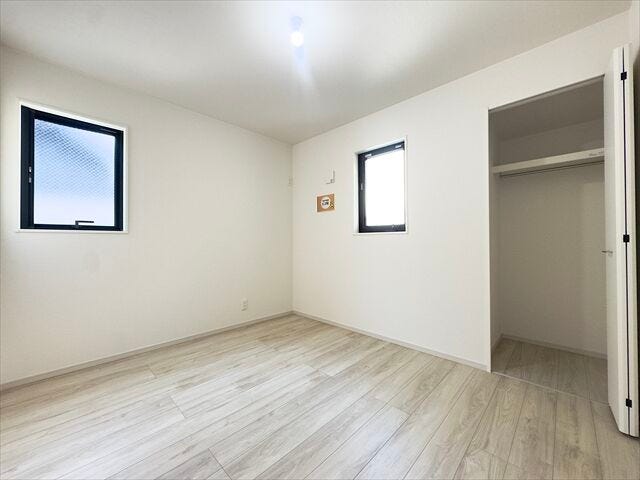 間取り図北側5.2帖洋室:北側にあるお部屋ですが、たっぷりと日差しが降り注ぐので明るい空間になっています。プライベートの時間も気持ちよく過ごすことができます。