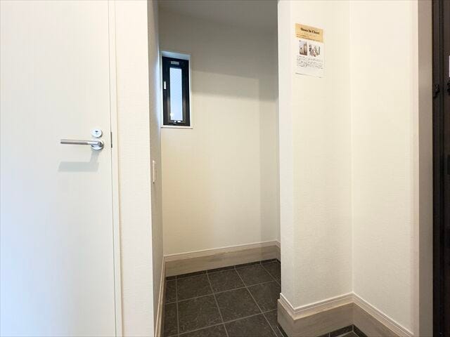 シューズインクローゼット:間仕切りがないので湿気がこもりにくく、荷物もすぐに取り出すことができます。ベビーカーも置いておくことができますね。