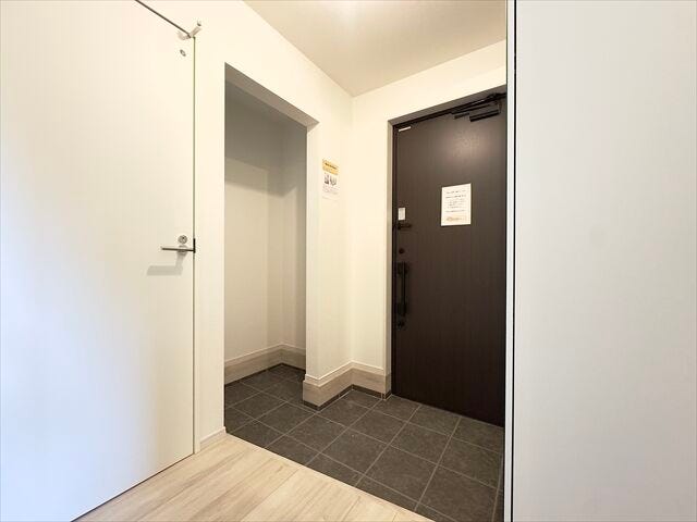 玄関:廊下と玄関ホールの段差があまりなく、小さなお子様もご年配の方にも出入りのしやすい玄関。玄関ドアから明るい光の入る玄関スペースです。