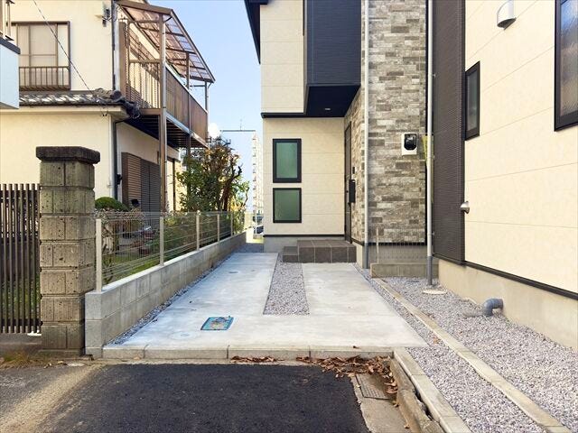 駐車場:舗装された駐車場です。1台停めていただくことが出来ます。