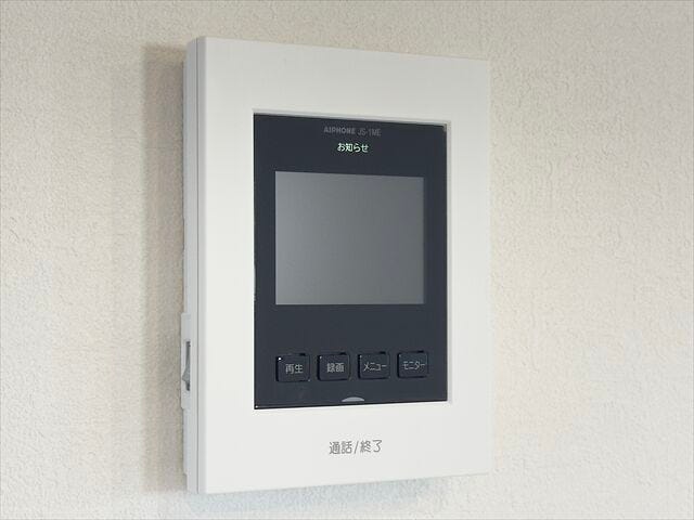 モニター付きインターホン:訪問者の顔を確認できるので防犯の効果が高まり暮らしに安心を与えてくれます。