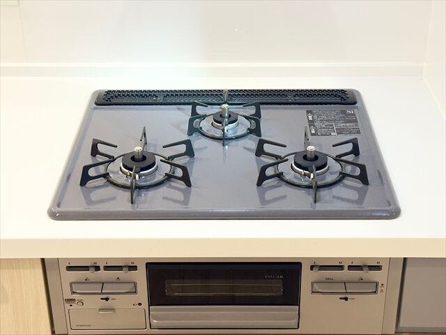 キッチン:3口ガスコンロなので一度に同時調理ができ、ご飯の準備もすぐにできそうです。