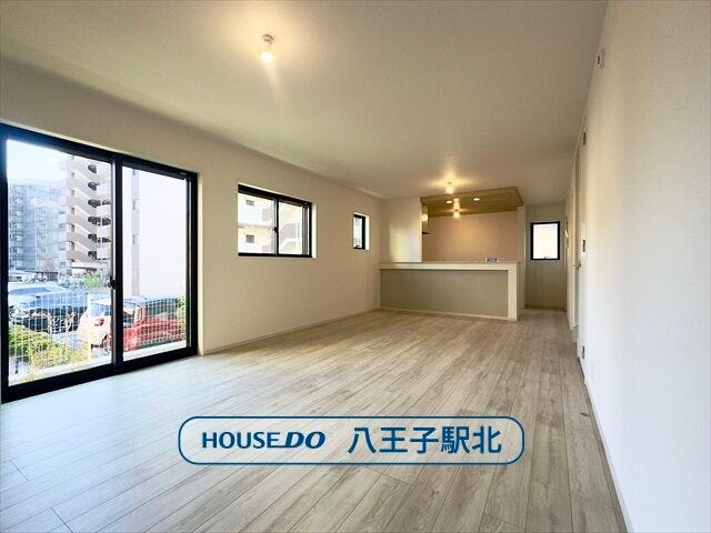 【リビング】
リビング:ナチュラルな雰囲気のフローリングですので家具やインテリアなども合わせやすいです。どんなお部屋にしていくか考えるのも楽しいですね♪