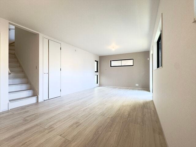 リビング:2面採光なので日当たりがいいのはもちろん、風通しも良好なのでご家族憩いの場のリビングが気持ちの良い空間になっています。