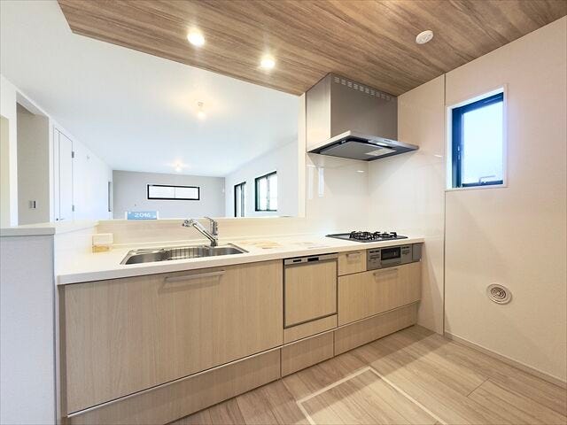 キッチン:カウンターキッチンでリビングを見渡せます。窓があるので換気がしっかりできるのはもちろん、家事の合間に窓を開けて休憩もできますね。