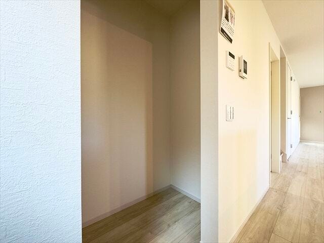 パントリー:キッチンからすぐ届く位置にパントリーが設けてあります。食器や食用品のストックなどを入れておけるので重宝します♪