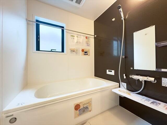 浴室:広めの浴槽なので、お子様とのバスタイムを楽しむことができそうです。一人でのバスタイムでもゆったり過ごすことができ、1日の疲れもしっかり癒すことができそうです。