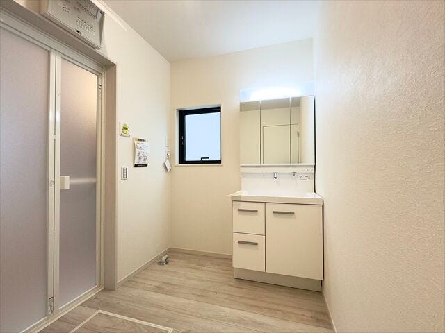 洗面所:洗面台には収納もしっかりついていますので、洗剤やシャンプーなどのストックもできます。大きな鏡で朝の身支度も楽々♪