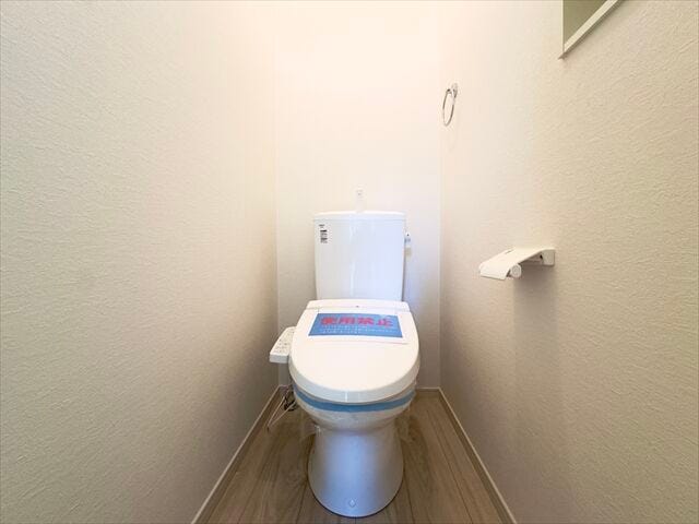 トイレ:白を基調としたシンプルな壁紙のトイレになります。2階にも設置されているのでお部屋からの移動も短縮できますね。
