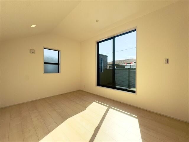 間取り図東側6帖洋室:南東向きの大きめの窓からたっぷりと日差しが降り注ぎます。爽やかなお部屋で朝も気持ちよく起きることができそうです。