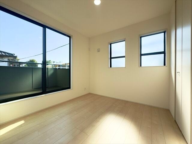 5帖洋室:バルコニーにつづく大きめの窓からたっぷりと日差しが降り注ぎます。2面採光なので、明るいお部屋でもちろん風通しも良好です。