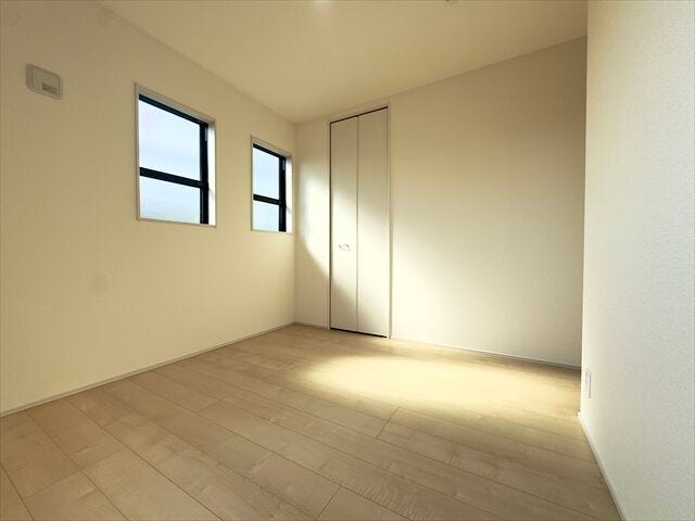 5帖洋室:収納スペースがあるのでコンパクトなお部屋ですがスッキリと片付けることができ、お部屋を広くお使いいただけます。