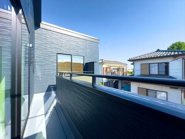 バルコニー:南東向きのバルコニーで、晴れた日は気持ちよくお洗濯を干せそうです。2ヶ所の窓から出入りできるので効率よく家事ができそうです。