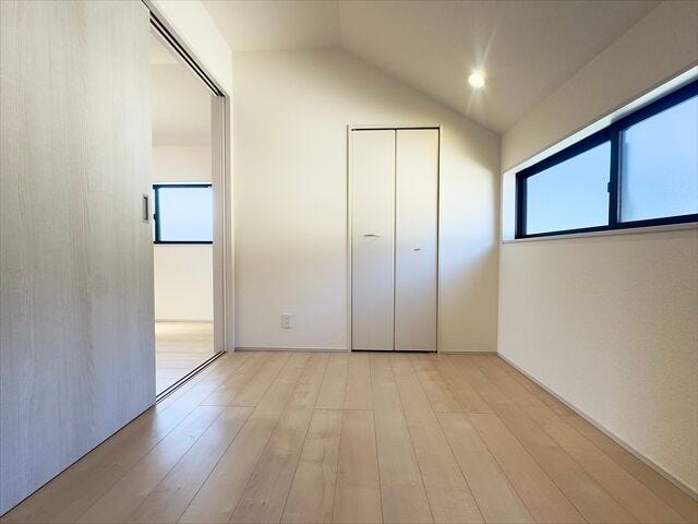 3.7帖洋室:小ぶりなお部屋ですが、収納もしっかりとあるので、お部屋を広く使えます。