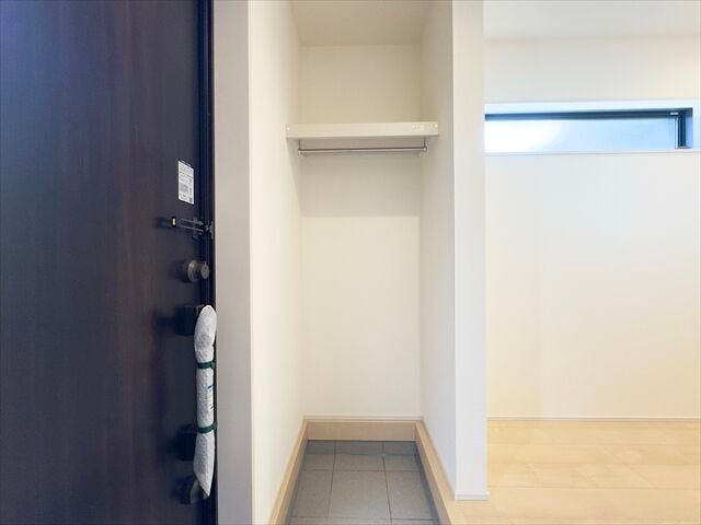 玄関収納:ハンガーパイプ付なので衣類にしわを付ける事なくすっきり収納が可能です。