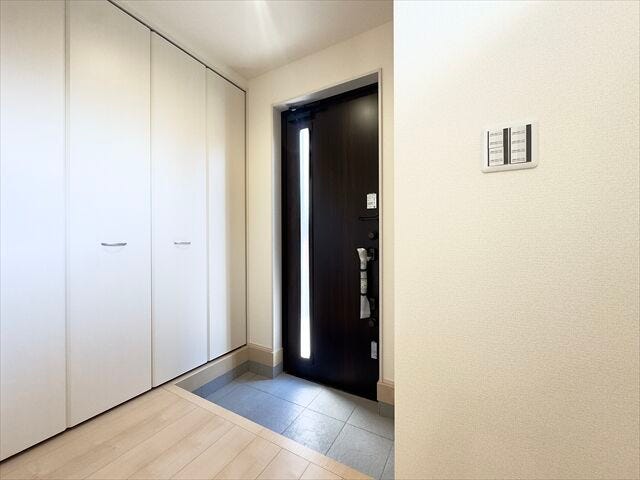 玄関:たっぷりと収納することができるので、玄関をすっきり片付けることができます。ご家族を気持ちよく迎えることができそうです。