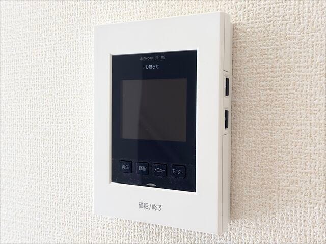 モニター付きインターホン:訪問者の顔を確認できるので防犯の効果が高まり暮らしに安心を与えてくれます。