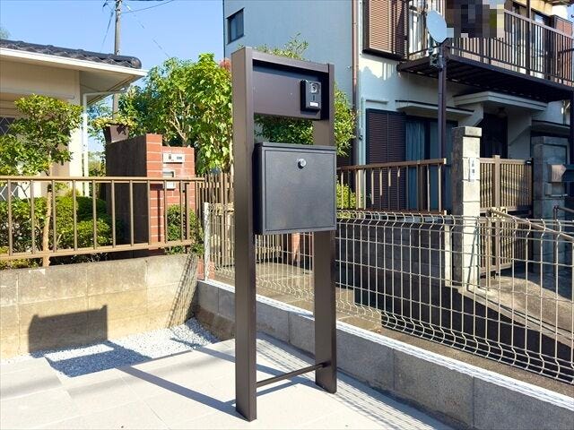 インターホンとポストが一体になっており、スッキリとオシャレです。