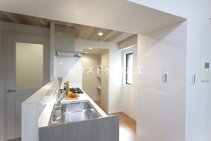 リビングで遊ぶお子様を見守りながらお料理ができる対面キッチン