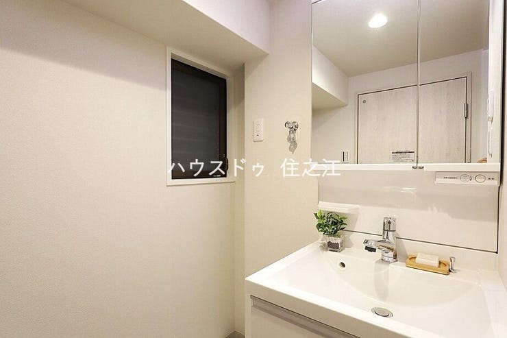 三面鏡の裏に収納もできるので日用品がストックできます