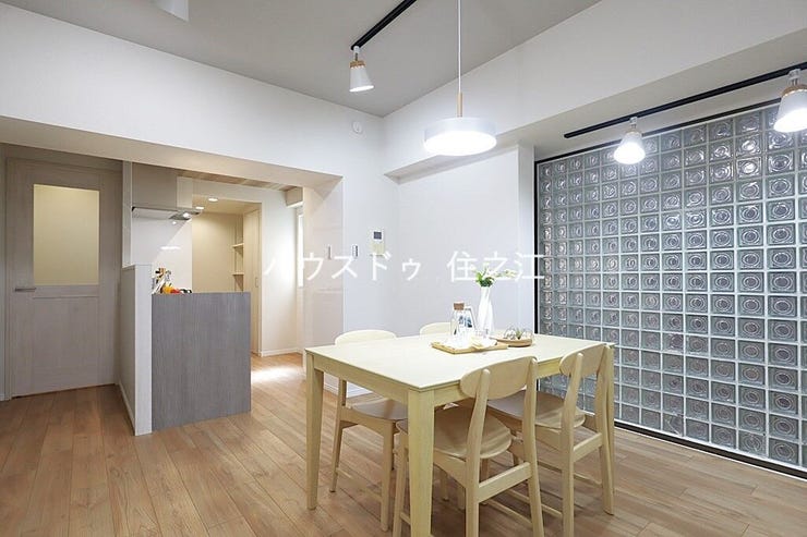 ソファーやダイニングテーブルを置いてもゆとりのある広さのリビングです