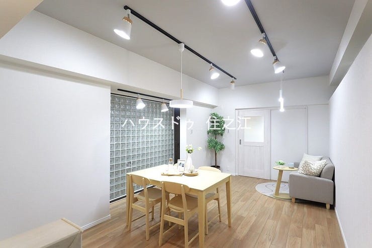 ソファーやダイニングテーブルを置いてもゆとりのある広さのリビングです