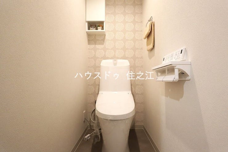 温水洗浄便座付きトイレ。上部にも収納棚がございます